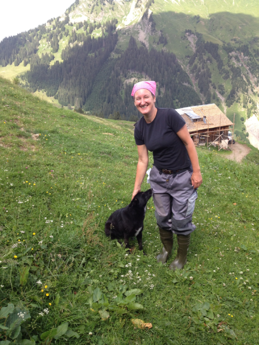 Mirjam Steinbock mit ihrem Hund "Kilja" auf der Alp; Foto: ©Mirjam Steinbock