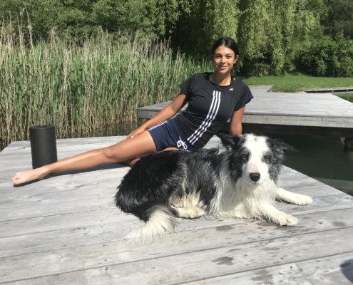 Chantal Düringer beim Fitnesstraining mit Hund „Eros“; Foto: ©Chantal Düringer