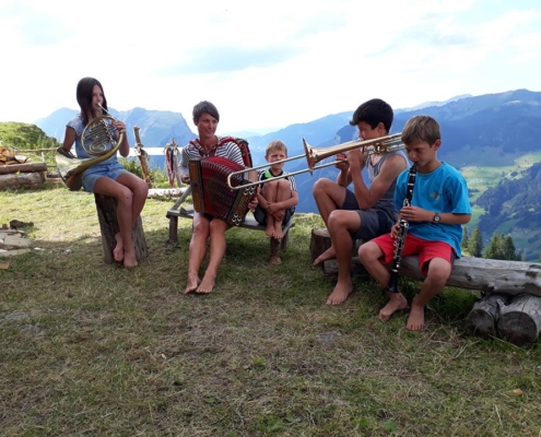 Heike Finks Kinder auf der Alp; Foto: ©Heike Fink