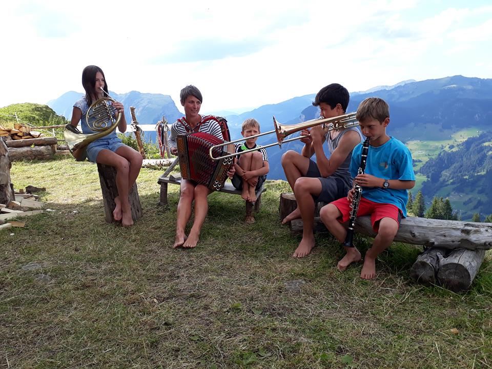 Heike Finks Kinder auf der Alp; Foto: ©Heike Fink