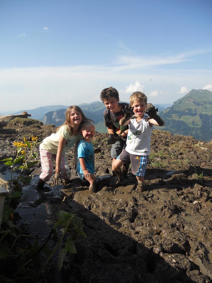 Mit kleinen Kindern auf der Alp; Foto: ©Heike Fink