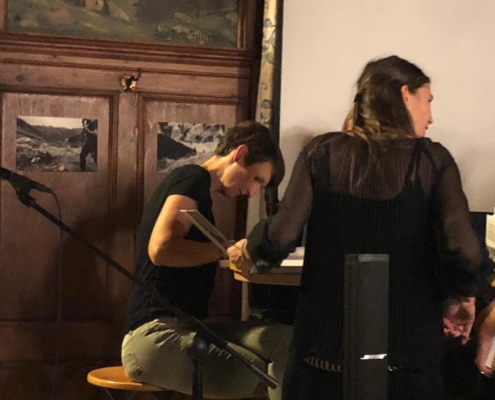 Daniela Alge beim Büchersignieren; Foto: ©“Schwarz auf Weiß“